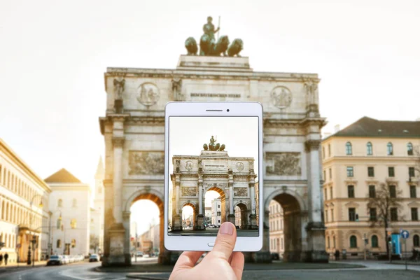 La persona fotografía para la memoria el Arco del Triunfo de la Victoria en Munich — Foto de Stock