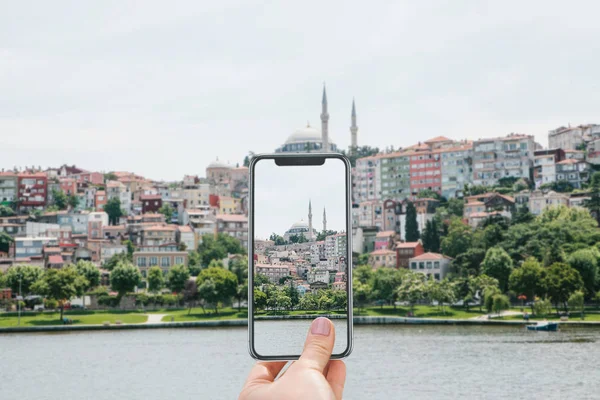 Una persona fotografía una hermosa vista o arquitectura en Estambul en Turquía . — Foto de Stock