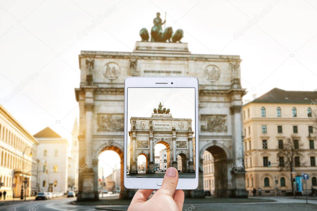 The person photographs for memory the Victory Triumphal Arch in Munich