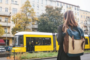 Kız turist Almanya Berlin sokakta bir sırt çantası ile