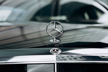 Mercedes işaret ve yeni lüks siyah Mercedes-Benz otomobil ön bir close-up.