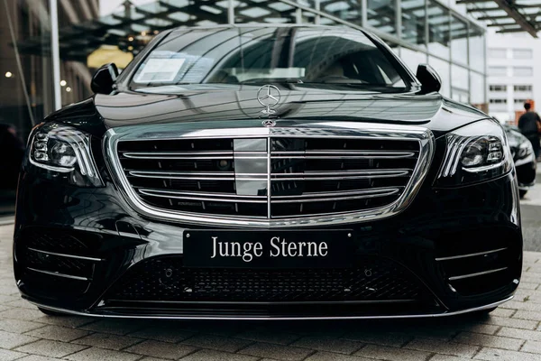 Close-up di depan mobil mewah baru Mercedes-Benz hitam . — Stok Foto