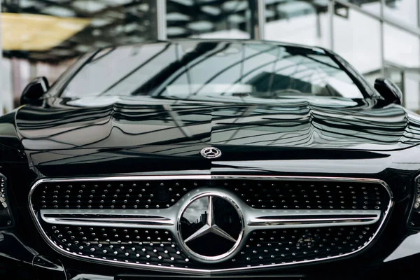 Um close-up do novo Mercedes-Benz SLC preto — Fotografia de Stock