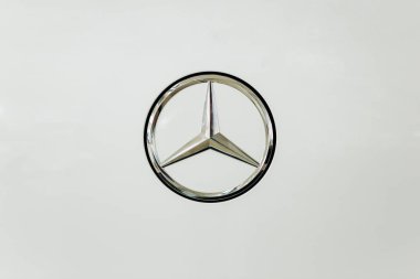 Bir Mercedes-Benz işaret fotoğrafı yakın çekim.
