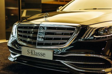 Sergilenen ve Berlin resmi bayi merkezinde satılan Mercedes Maybach araba bir close-up.