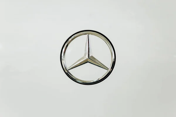 Photo rapprochée d'un panneau Mercedes-Benz . — Photo