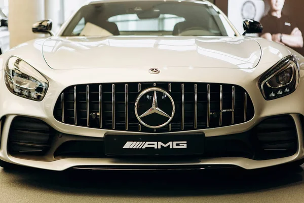 Un primo piano della nuova Mercedes-Benz AMG GT bianca — Foto Stock