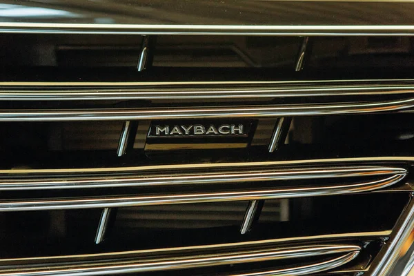 Un primer plano del cartel de Mercedes-Maybach . — Foto de Stock