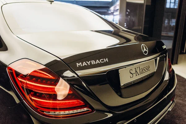 Un primer plano del cartel de Mercedes-Maybach . — Foto de Stock