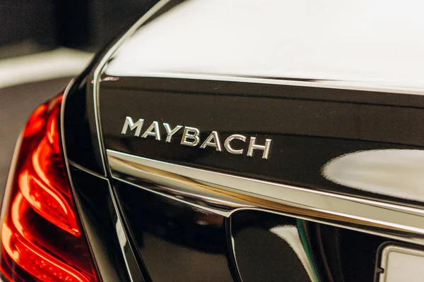 Un primer plano del cartel de Mercedes-Maybach . — Foto de Stock