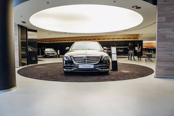 Mercedes-Maybach coche que se exhibe y se vende en el centro oficial de distribuidores en Berlín . — Foto de Stock