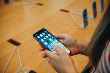 Yeni modern IPhone X satın almak için alıcı görünüyor