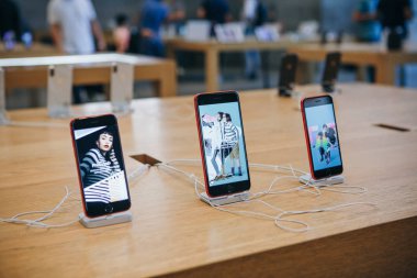 8 iphone ve iphone Se sergilendi ve resmi elma stok içinde satılan.