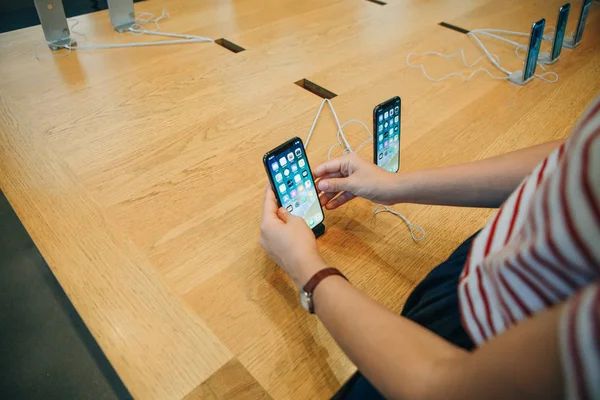 The buyer looks to buy a new modern iPhone X — Stock Photo, Image