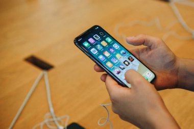 Yeni modern IPhone X satın almak için alıcı görünüyor