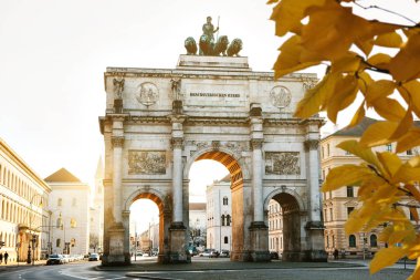 Münih'te zafer takı gün batımında sonbaharda güzel görünümü.