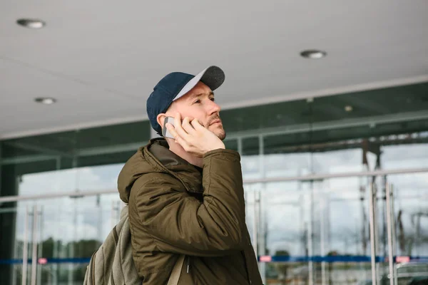 Молодой Турист Аэропорту Рядом Торговым Центром Вокзалом Вызывает Такси Разговаривает — стоковое фото