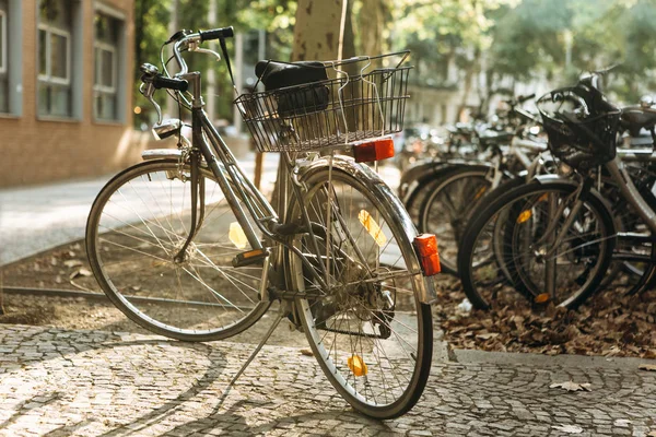 Wiele rowerów są zaparkowane na ulicy w Lipsku w Niemczech. Jesienią. Ekologicznego transportu i popularnym środkiem transportu w Europie — Zdjęcie stockowe