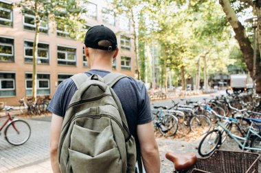 Bir öğrenci bir sırt çantası veya Almanya'da Leipzig Caddesi'nde bir turist ile