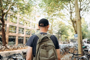 Bir öğrenci bir sırt çantası veya Almanya'da Leipzig Caddesi'nde bir turist ile