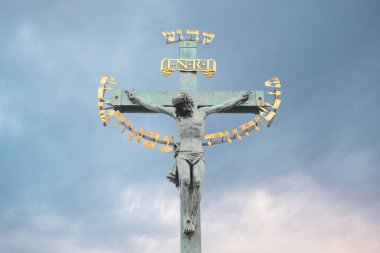Prag'daki Charles Köprüsü üzerinde İsa heykeli.