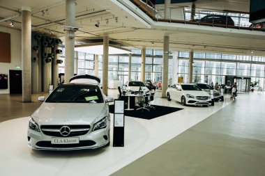 Berlin, 29 Ağustos 2018: Sergi ve satış resmi satıcı Center'da Mercedes-Benz Berlin yeni araçların. Lüks otomobil üretiminde uzmanlaşmış bir dünyaca ünlü Alman şirketi.