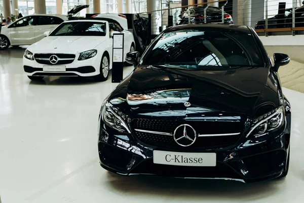 Pameran dan penjualan mobil baru di pusat dealer resmi Mercedes-Benz di Berlin . — Stok Foto