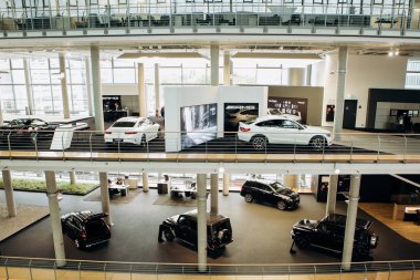 Sergi ve satış resmi satıcı yeni araçların Mercedes-Benz Berlin merkezi.