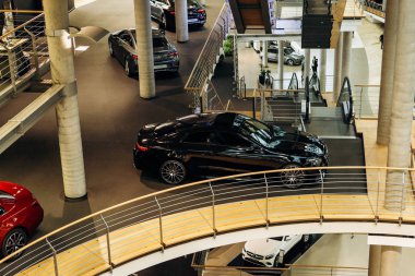 Sergi ve satış resmi satıcı yeni araçların Mercedes-Benz Berlin merkezi.