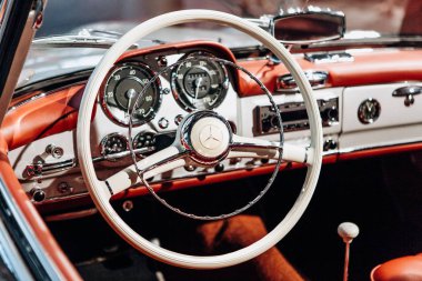 Alman klasik araç Mercedes-Benz 190sl. Retro tasarım araba iç.