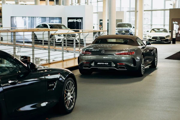 Exposición y venta de coches nuevos en el centro oficial Mercedes-Benz en Berlín . — Foto de Stock