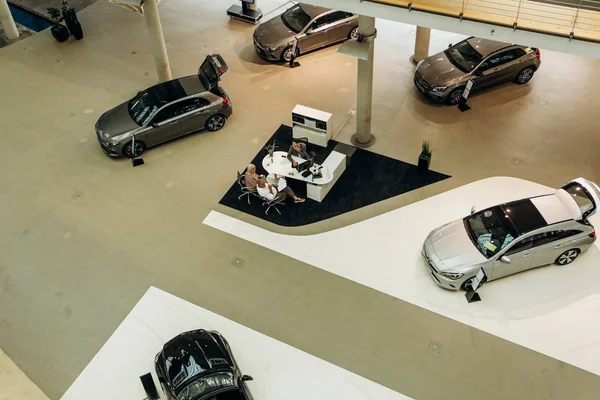 Exposición y venta de coches nuevos en el centro oficial Mercedes-Benz en Berlín . — Foto de Stock