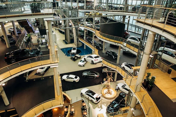 Виставка-продаж нових автомобілів в офіційний дилер центр Mercedes-Benz в Берліні. — стокове фото
