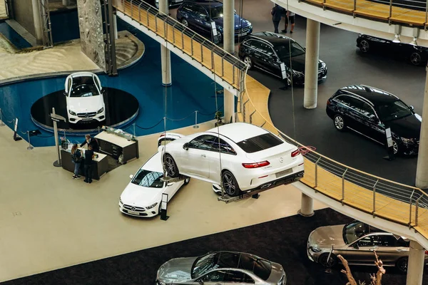 Sergi ve satış resmi satıcı yeni araçların Mercedes-Benz Berlin merkezi. — Stok fotoğraf