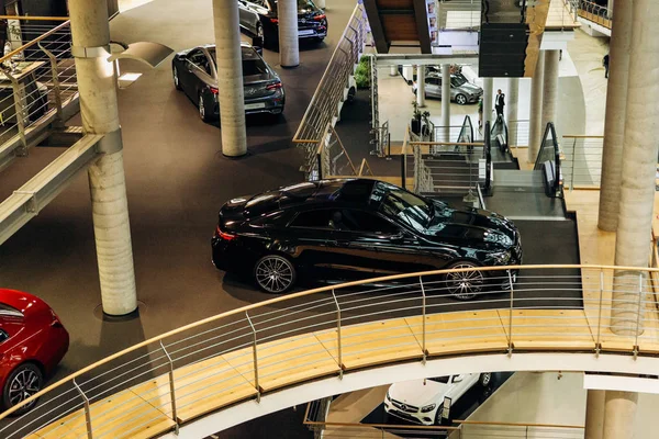 Sergi ve satış resmi satıcı yeni araçların Mercedes-Benz Berlin merkezi.