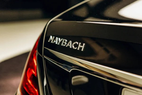 Un primer plano del cartel de Mercedes-Maybach . — Foto de Stock