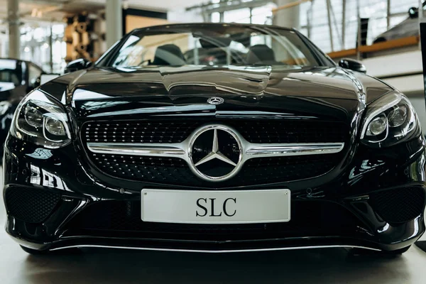 Un primo piano del nuovo cabriolet nero Mercedes-Benz SLC . — Foto Stock