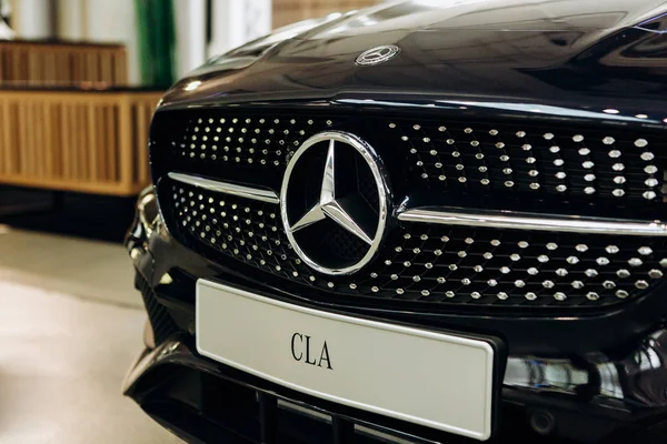 Un primer plano del nuevo Mercedes-Benz CLA negro . — Foto de Stock