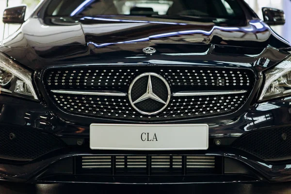 A close-up dari Mercedes-Benz CLA hitam baru . — Stok Foto