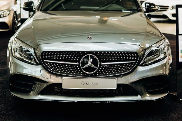 Exposición y venta de coches nuevos en el centro oficial Mercedes-Benz en Berlín . — Foto de Stock