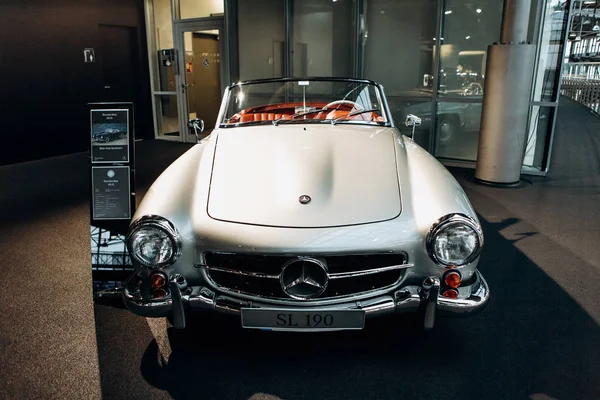 Äußere des deutschen Mercedes-Benz-Klassikers 190sl. Auto im Retro-Design. — Stockfoto
