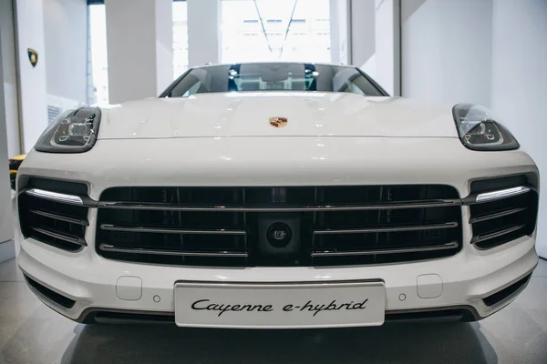 Primo piano. Una nuova auto Porsche Cayenne E-hybrid . — Foto Stock