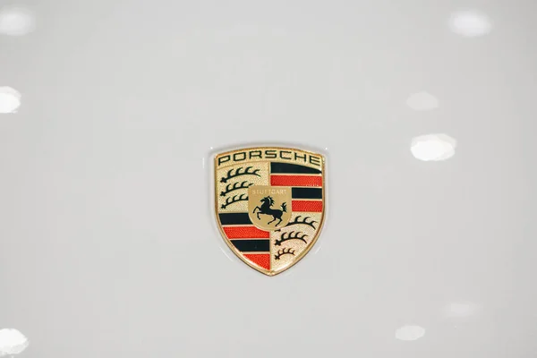 Primo piano. Segno sul cofano di una nuova auto Porsche Cayenne E-hybrid — Foto Stock