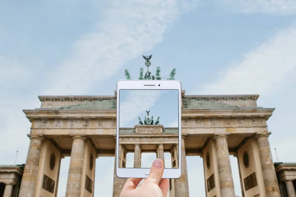 Las fotografías turísticas en la tableta Puerta de Brandeburgo en Berlín . — Foto de Stock