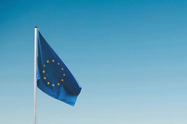 Flag of the European Union on the flagpole against the sky — Stock Photo, Image
