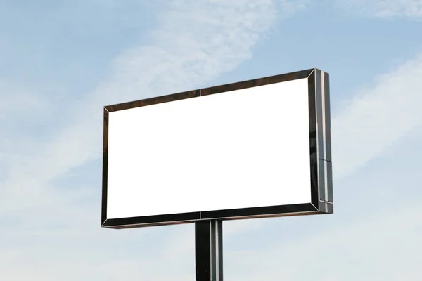 Egy üres billboard ellen az égen. — Stock Fotó