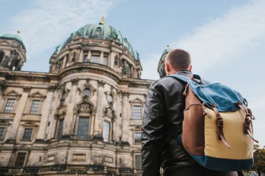 Bir turistik Berliner Dom denilen Berlin'de bir turist veya gezgin bir sırt çantası ile bakar.