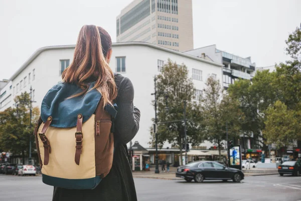 Девушка-туристка с рюкзаком на улице Берлина . — стоковое фото