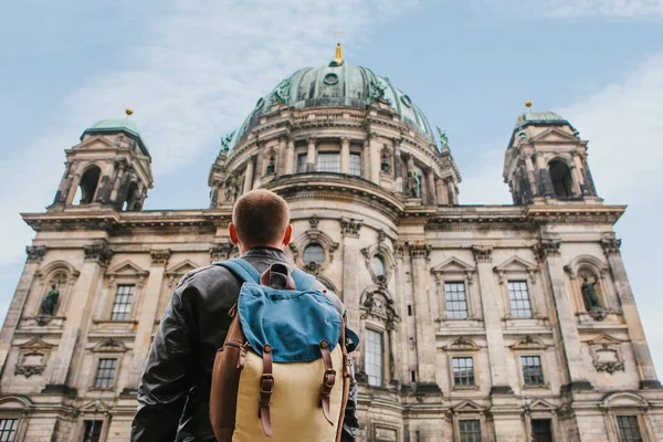 Un turista o viajero con una mochila mira una atracción turística en Berlín llamada Berliner Dom . — Foto de Stock