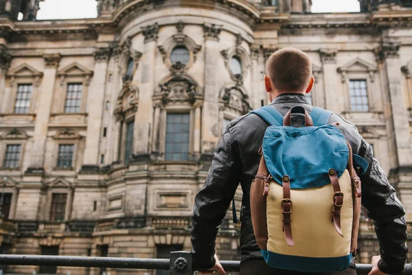 Turistické nebo cestovatel s batohem na zádech se dívá na turistickou atrakcí v Berlíně zvané Berliner Dom. — Stock fotografie